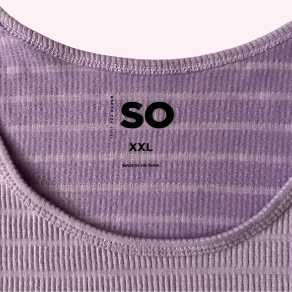 Cropped Short Sleeved Shirt - Picture 2 of 4